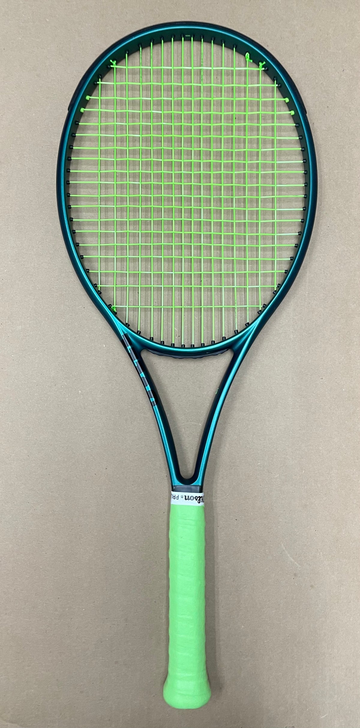 Used - Wilson Blade 100 V9 16x19 4 1/4 (2)