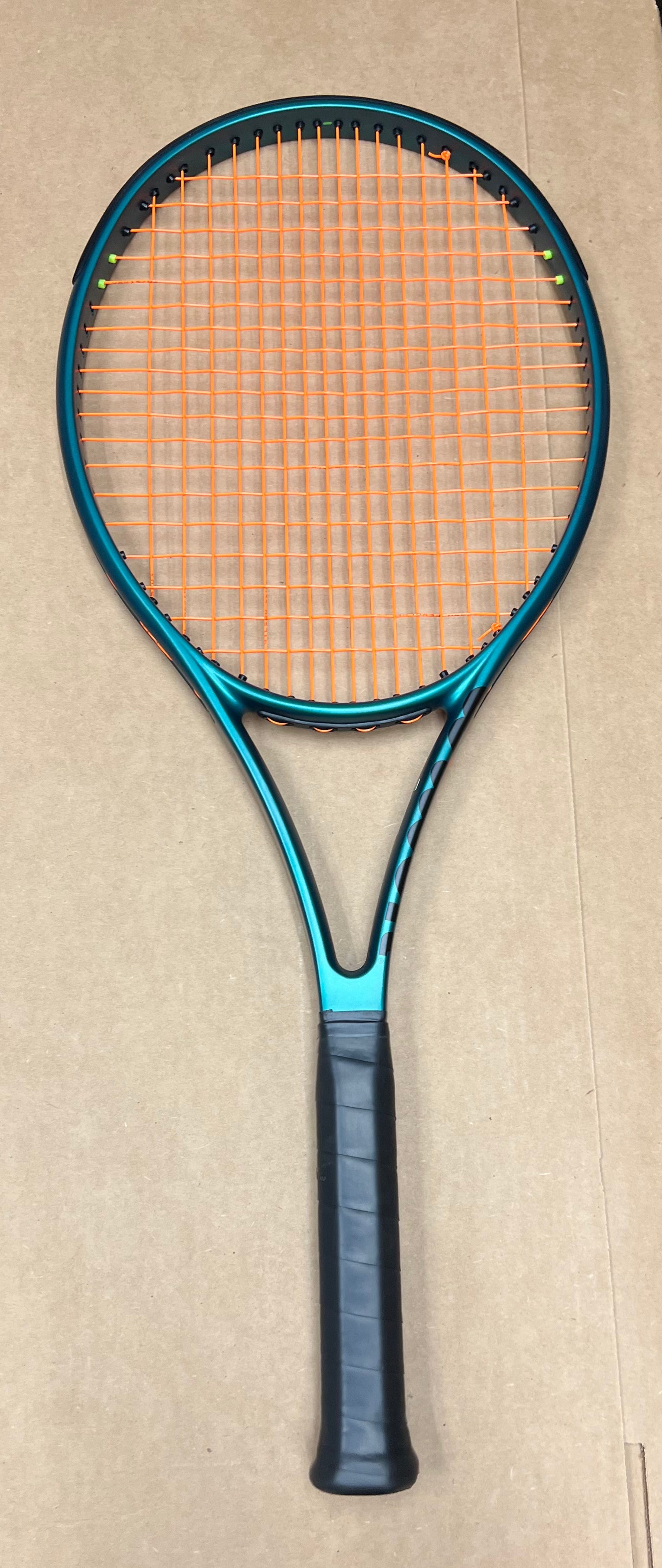 Used - Wilson Blade 104 v9 (4 3/8")